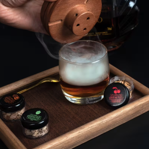 Zestaw do wędzenia whisky i innych napojów z brązowym, okrągłym smokerem, pokrywką i 6 aromatami