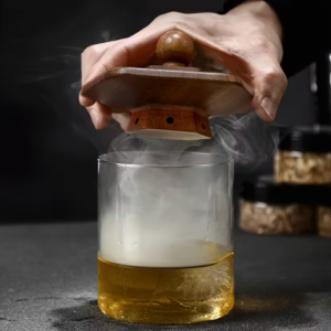Zestaw do wędzenia whisky i innych napojów z sześciokątną, ciemnobrązową wędzarką i 4 aromatami