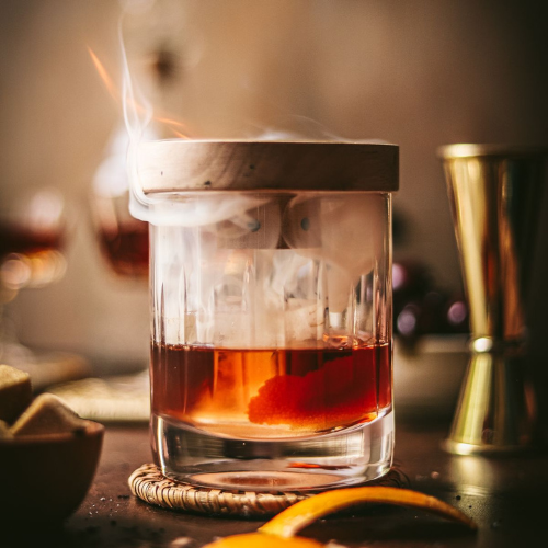 Read more about the article Norite nustebinti save ar svečius? Išbandykite dūmu kvepiantį viskio kokteilį namuose „Smoky Old Fashioned”