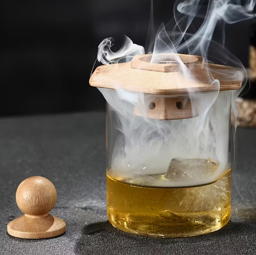 Zestaw do wędzenia whisky i innych napojów z sześciokątną, jasnobrązową wędzarką i 4 aromatami
